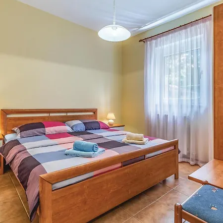 2 Bedroom Amazing In Holiday home Porec